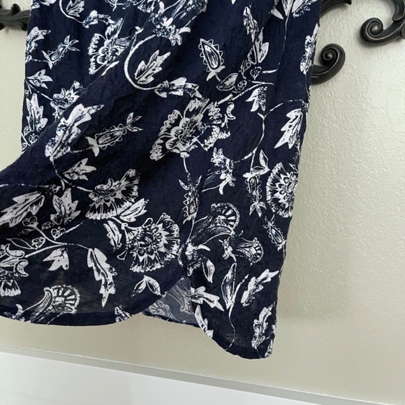 Daisy Fuentes Navy Blue and White Floral Sleeveless Top - Picture 2 of 12